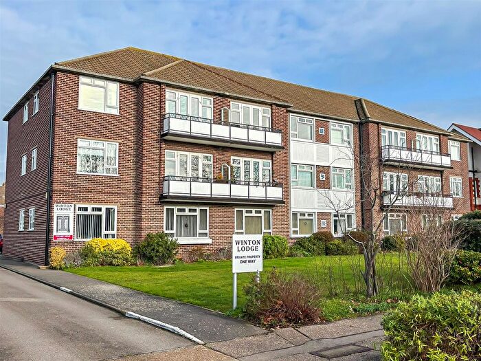 2 Bedroom Flat For Sale In Imperial Avenue, Westcliff-On-Sea, SS0