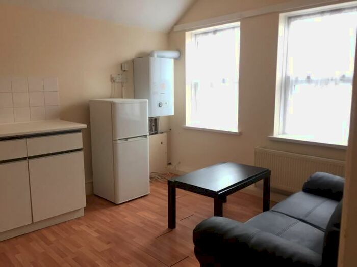 1 Bedroom Flat To Rent In Knights Hill, London, SE27
