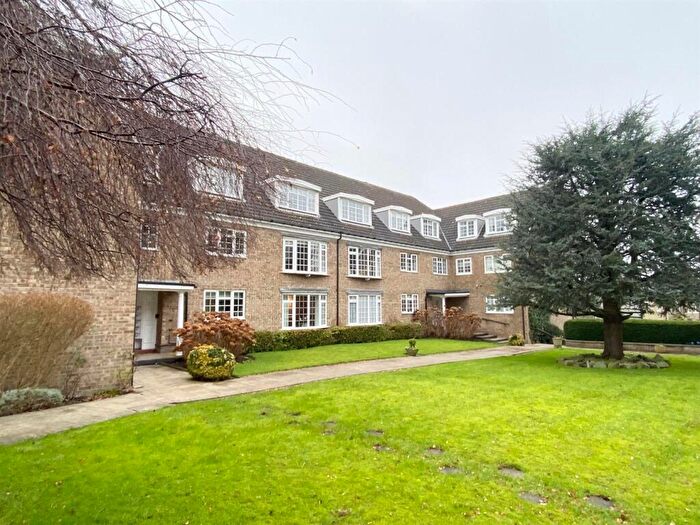 2 Bedroom Flat For Sale In Arncliffe Court, Huddersfield, HD1