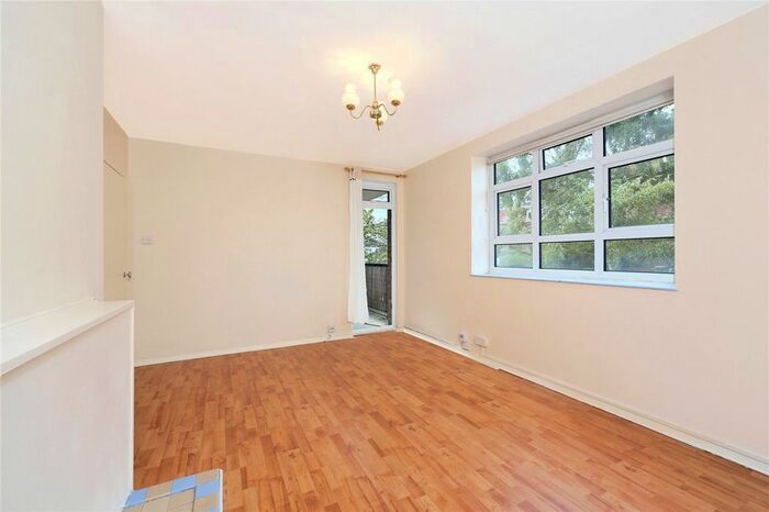 2 Bedroom Flat To Rent In Longlands Court, London, W11