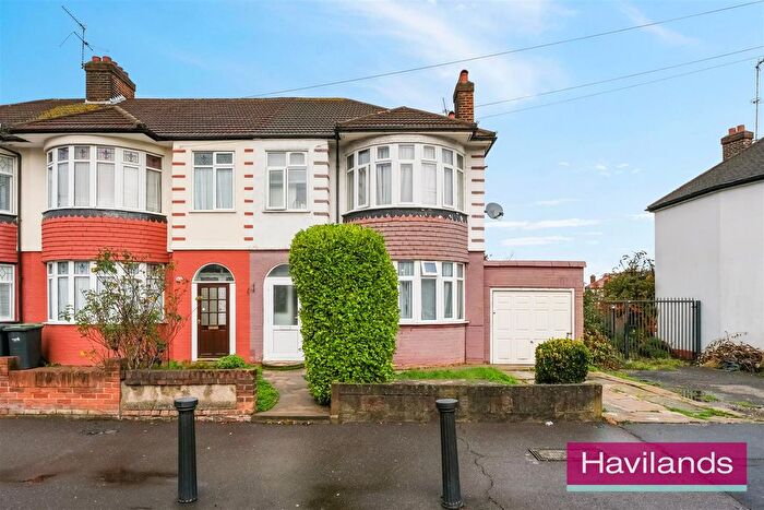 3 Bedroom Semi Detached House For Sale In Firs Park Avenue, London, N21