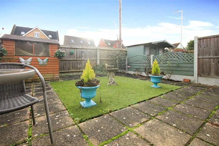 2 Bedroom Bungalow For Sale In Pine Close, Wickford, Essex, SS12