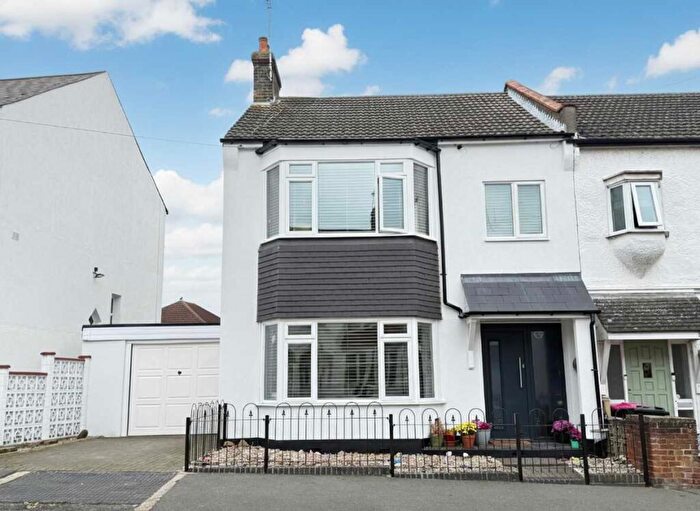 3 Bedroom Semi-Detached House For Sale In Leigh / Westcliff Boarders, SS0