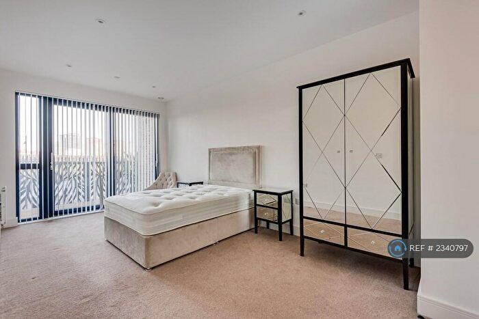 3 Bedroom Flat To Rent In Leven Road, London, E14