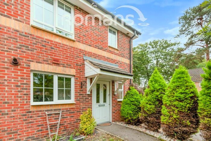 3 Bedroom End Of Terrace House To Rent In Chestnut Tree Grove, GU14