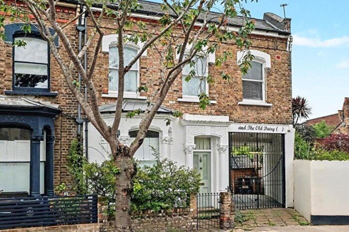 3 Bedroom House For Sale In Dynevor Road, London, N16