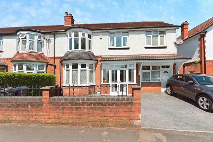 4 Bedroom Semi Detached House For Sale In City Road, Birmingham, B17
