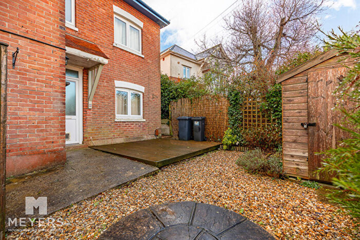 2 Bedroom Flat For Sale In St Albans Crescent, Bournemouth, BH8