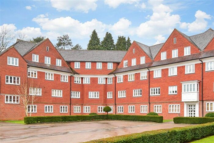 2 Bedroom Flat For Sale In Elizabeth Drive, Banstead, Surrey, SM7