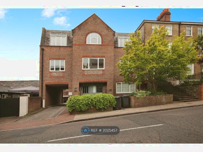 2 Bedroom Flat To Rent In Connaught House, Leatherhead, KT22
