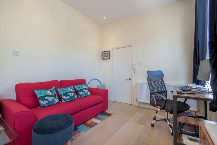 2 Bedroom Flat To Rent In Cambridge Road, Norbiton, Kingston Upon Thames, KT1