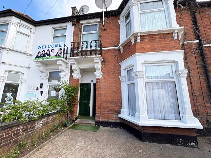 2 Bedroom Flat To Rent In York Road, Ilford, Essex, IG1