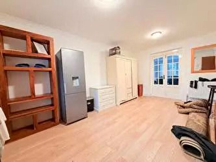 5 Bedroom Semi-Detached House To Rent In West Road, West Drayton, UB7