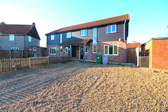 4 Bedroom Semi Detached House To Rent In Sutton Crescent, Freethorpe, Norfolk, NR13