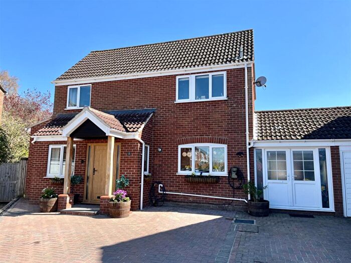 4 Bedroom Detached House For Sale In Pheasant Close, Mulbarton, NR14