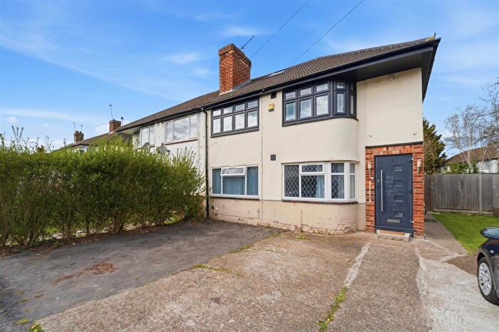 2 Bedroom Maisonette For Sale In Cornwall Avenue, Slough, SL2