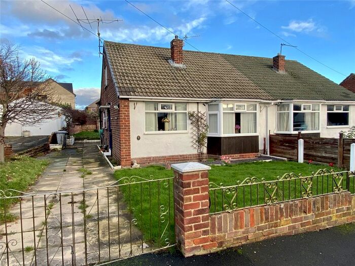 Houses for sale & to rent in WF17 5SS, Soothill Lane, Batley East Batley