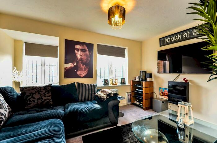 2 Bedroom Maisonette To Rent In Bushwood Drive, Bermondsey, London, SE1