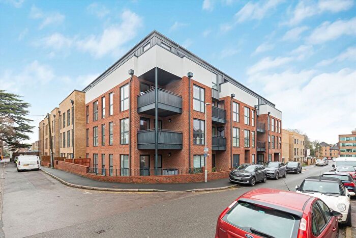 1 Bedroom Flat For Sale In Warwick Grove, Surbiton, KT5