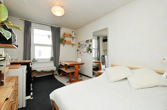 Flat To Rent In Stoke Newington Road, Stoke Newington, N16