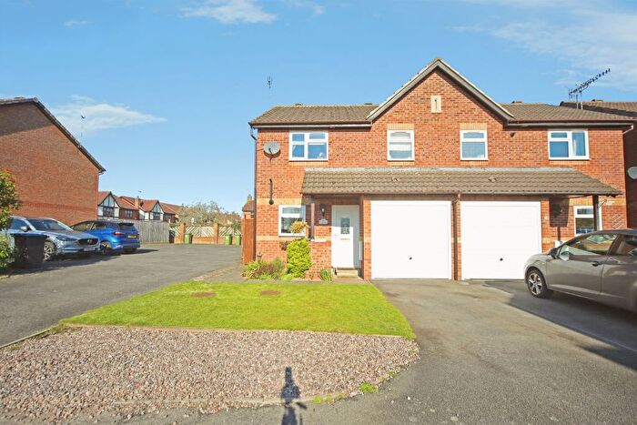 3 Bedroom Semi-Detached House For Sale In Scott Close, Bidford-On-Avon, Alcester, B50