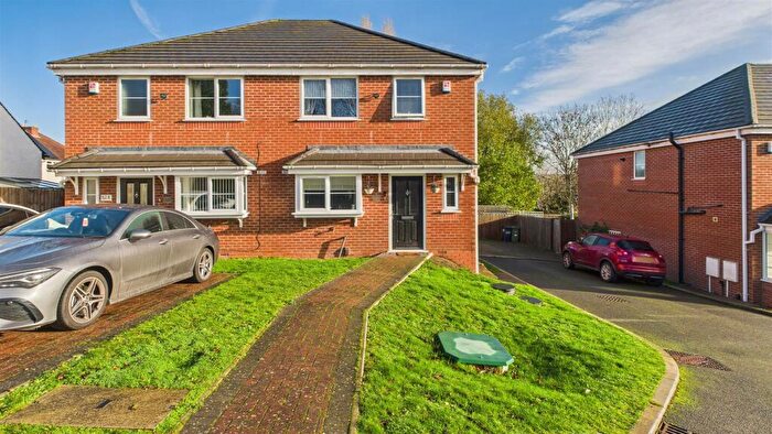 3 Bedroom Semi-Detached House To Rent In Stourbridge Road, Dudley, DY1