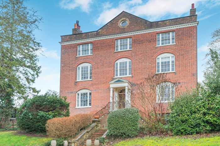 3 Bedroom Flat To Rent In Park Street, Hatfield, AL9