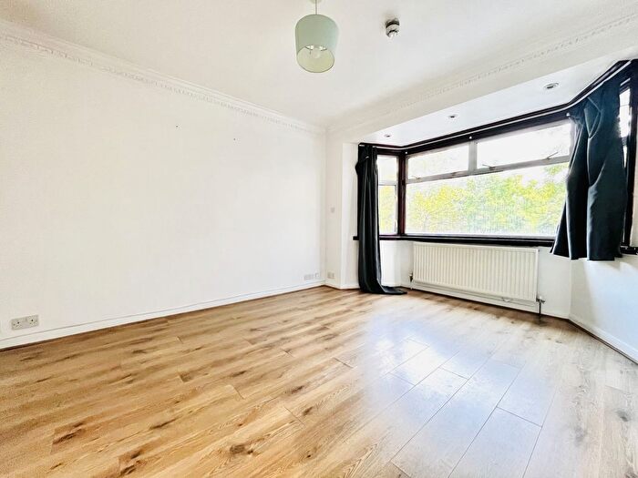 5 Bedroom Semi-Detached House To Rent In The Vale, Cricklewood, NW11