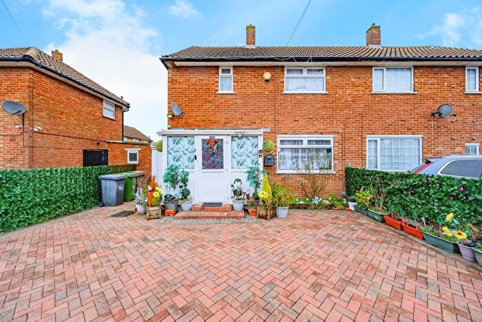 3 Bedroom Semi-Detached House For Sale In Aydon Road, Luton, Bedfordshire, LU3