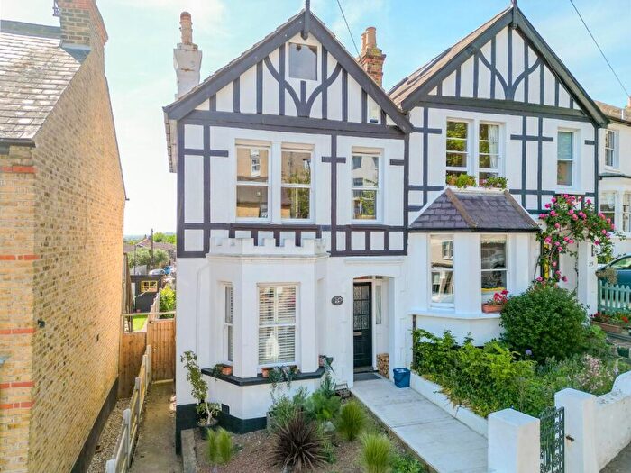 3 Bedroom Semi-Detached House For Sale In Hadleigh Road, Leigh-On-Sea, SS9