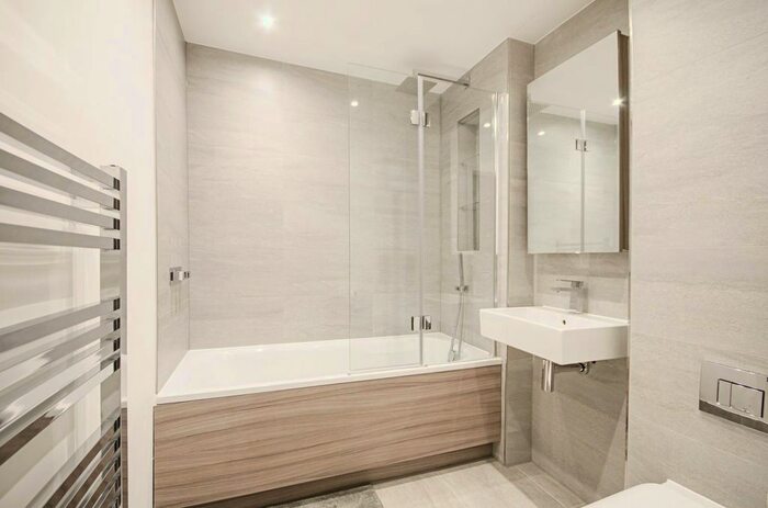 2 Bedroom Flat For Sale In Lismore Boulevard, Barnet, London, NW9