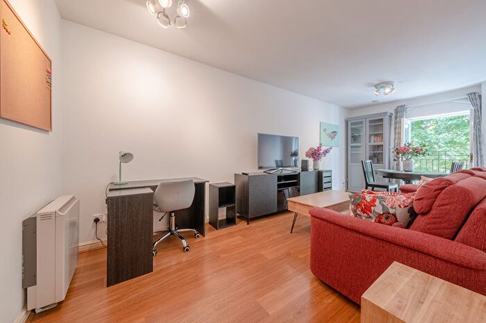 1 Bedroom Flat To Rent In Russell Road, London ., W14
