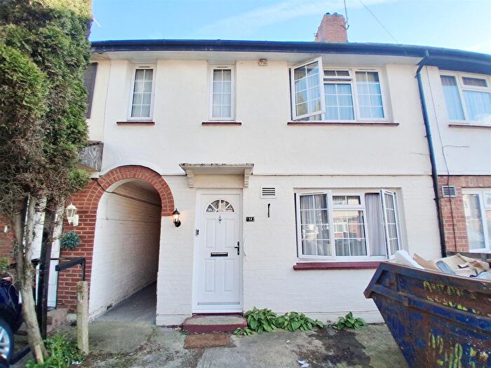 2 Bedroom Terraced House For Sale In Lime Grove, Hayes, UB3