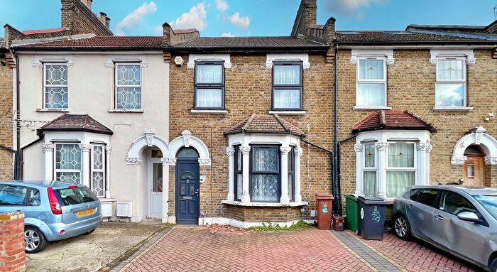 3 Bedroom Terraced House For Sale In Chingford Road, Walthamstow, E17