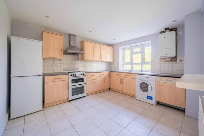 3 Bedroom Flat To Rent In Upper Tulse Hill, Tulse Hill, London, SW2