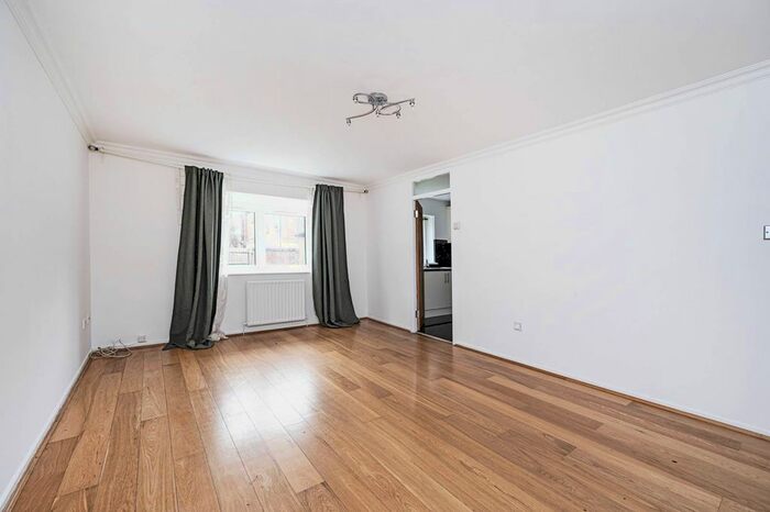 2 Bedroom Flat To Rent In Wheatley Close, Hendon, London, NW4