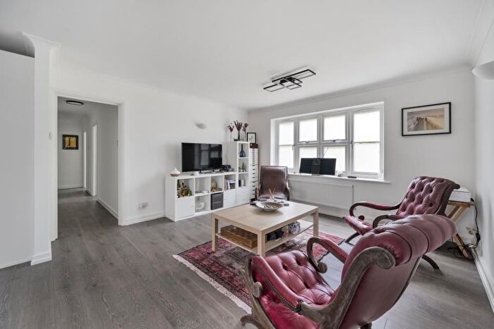 2 Bedroom Flat To Rent In Queens Road, Weybridge, KT13