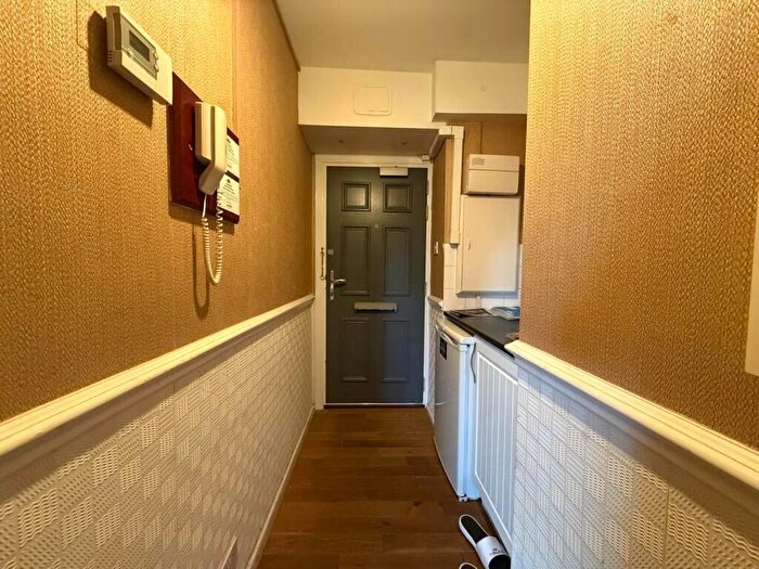 1 Bedroom Apartment For Sale In Hindmarsh Close, London, E1