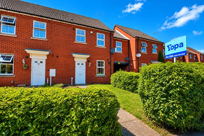 3 Bedroom Town House For Sale In Larchmont Road, Leicester, LE4