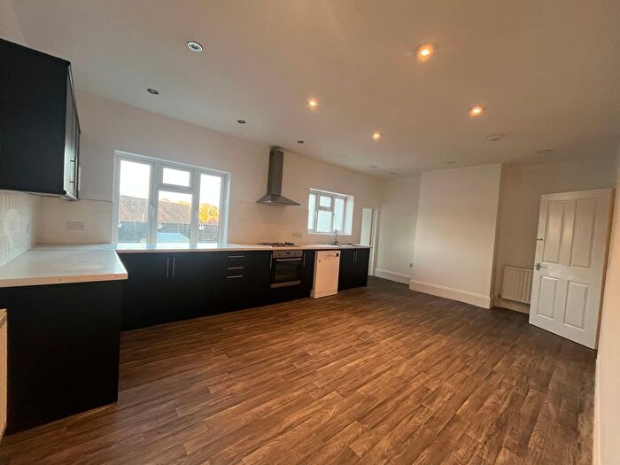 3 Bedroom Maisonette To Rent In Station Road East, Oxted, RH8