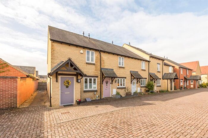 2 Bedroom End Of Terrace House For Sale In Spencer Close, Woodstock, OX20