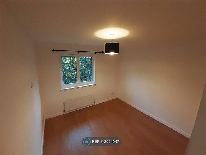 2 Bedroom Flat To Rent In Burnvale, Livingston, EH54