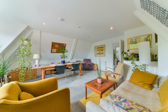 2 Bedroom Apartment To Rent In The Gardens, East Dulwich London, SE22