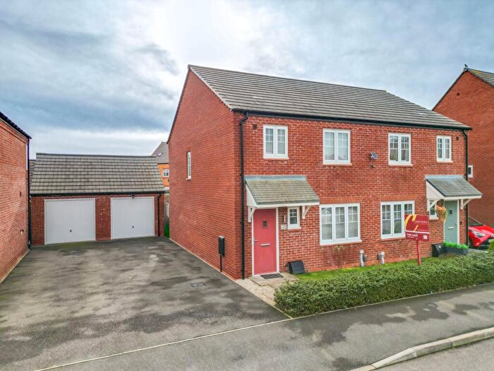 3 Bedroom Semi Detached House For Sale In Edgedale Road, Nuneaton, CV11