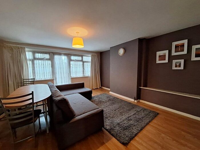 2 Bedroom Flat To Rent In Trinity Gardens, London, E16