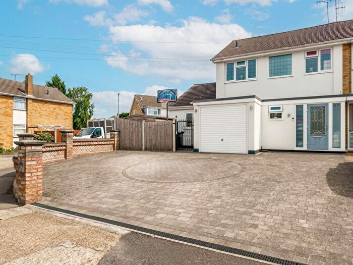 3 Bedroom Semi-Detached House For Sale In The Paddocks, Rayleigh, SS6