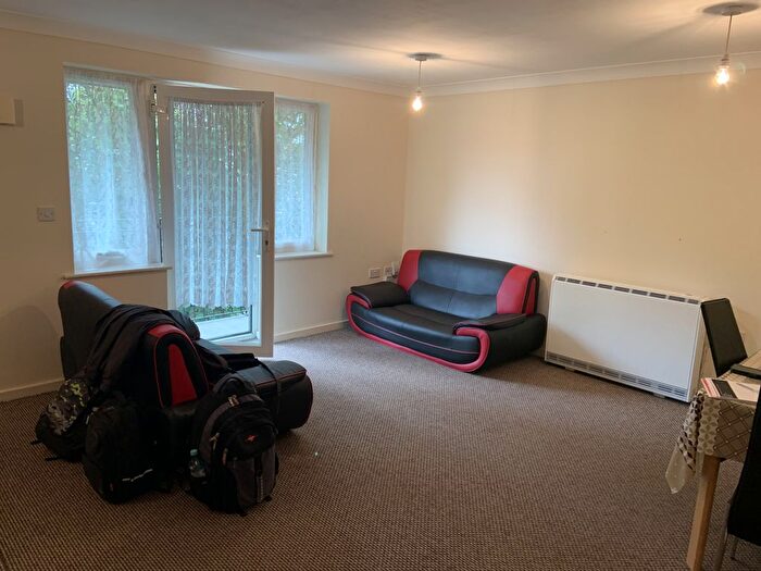 2 Bedroom Flat To Rent In Hounslow, Middlesex, TW5