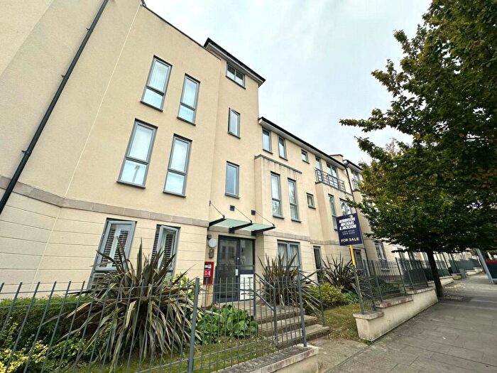 2 Bedroom Flat For Sale In Springhead Parkway, Northfleet, Kent, DA11