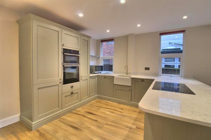 3 Bedroom Semi-Detached House To Rent In Priest Hill, Caversham, Reading, RG4