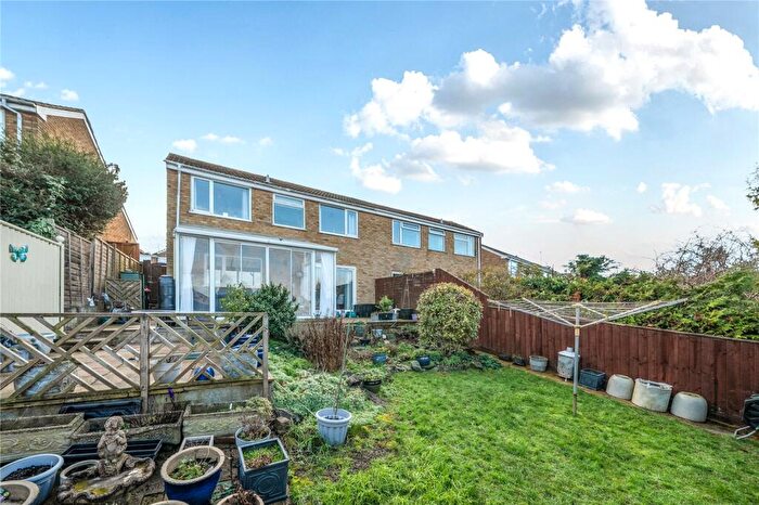 3 Bedroom Semi-Detached House For Sale In Staveley Road, Dunstable, Bedfordshire, LU6